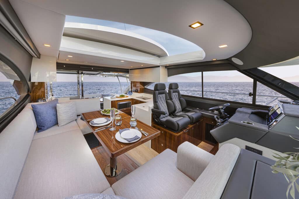 Riviera-4600-Sport-Yacht-salon