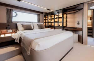 Azimut-S7-cabine