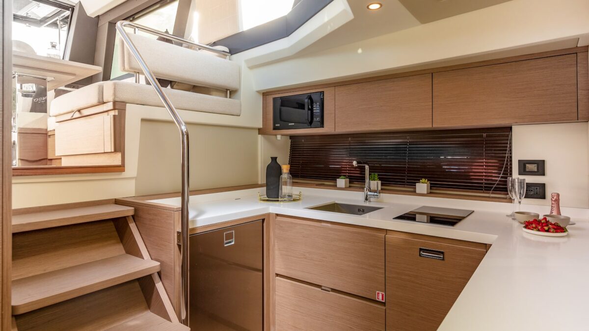 Pardo GT52 Galley down