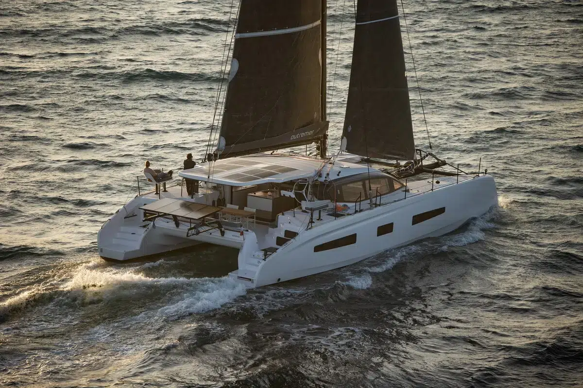 OUTREMER-55 en mer