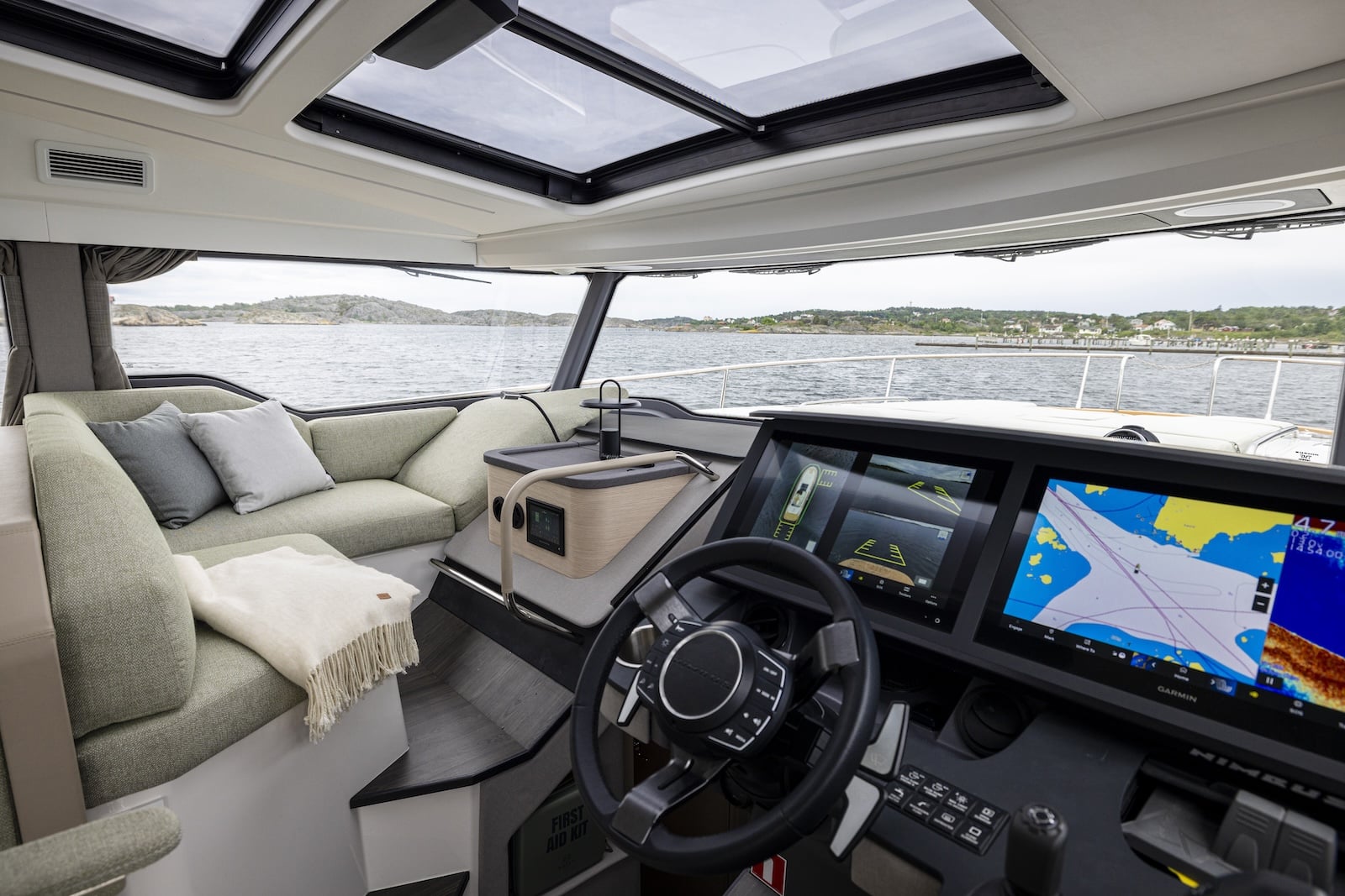 Nimbus 495 Flybridge console vue en avant