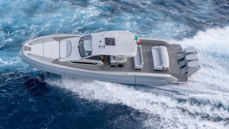 Mar.Co E-Motion 44, l’essai vidéo : stabilité, vitesse et luxe en treize mètres et demi