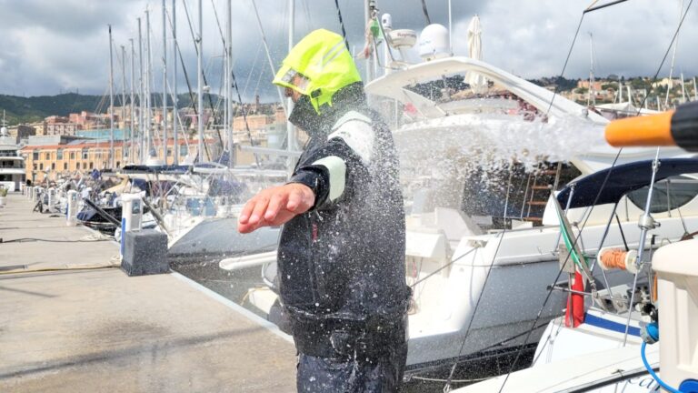 Photo montrant l'équipement de protection contre les intempéries Henri Lloyd Ocean Pro pendant le test d'étanchéité.