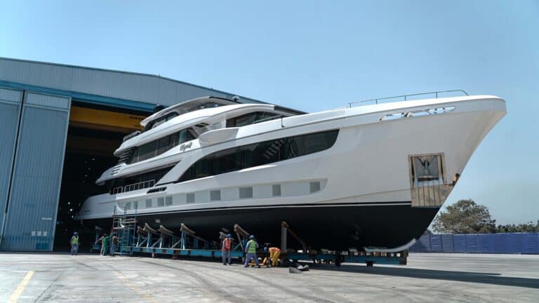 Majesty 145 : Mise à l’eau de la première coque du nouveau superyacht de 44 mètres, renforçant l’évolution de la marque