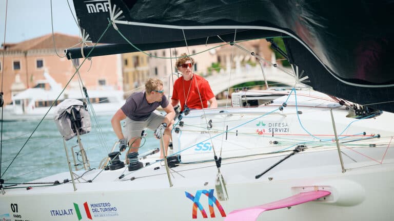 Marina Militare Nastro Rosa Tour, la course à la voile par excellence en Italie. Scanner et Honda parrainent la 6e édition