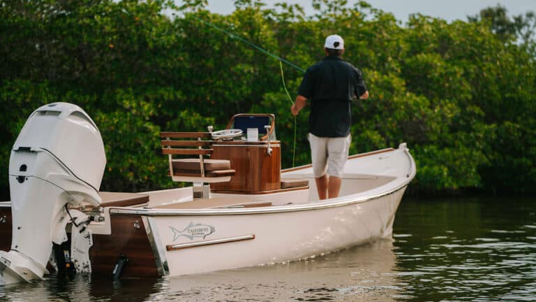 Tashmoo 18 : le retour du skiff classique, alliant tradition, personnalisation et technologie moderne