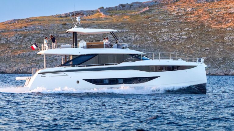 Prestige M8 Evo : plus de muscle, de nouveaux espaces et le même luxe incomparable. L’essai en mer