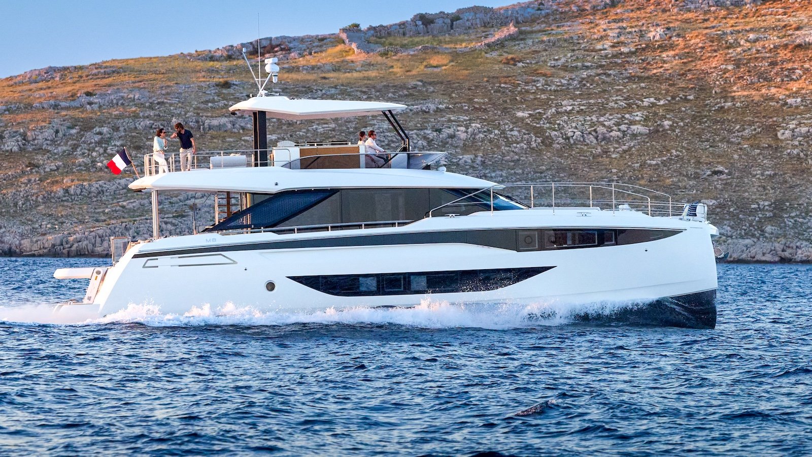 COUVERTURE ESSAI EN MER PRESTIGE M8 EVO