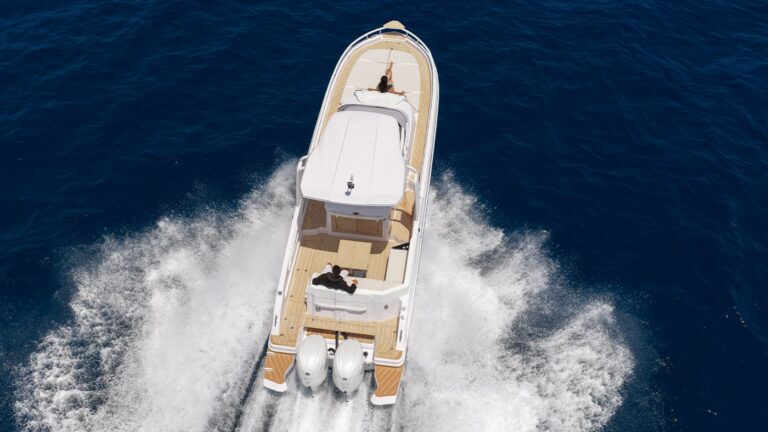 Ranieri Next 370 SH : confort, construction robuste et une coque surprenante. Essai en mer